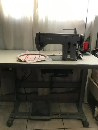 Máquina de bordado industrial
