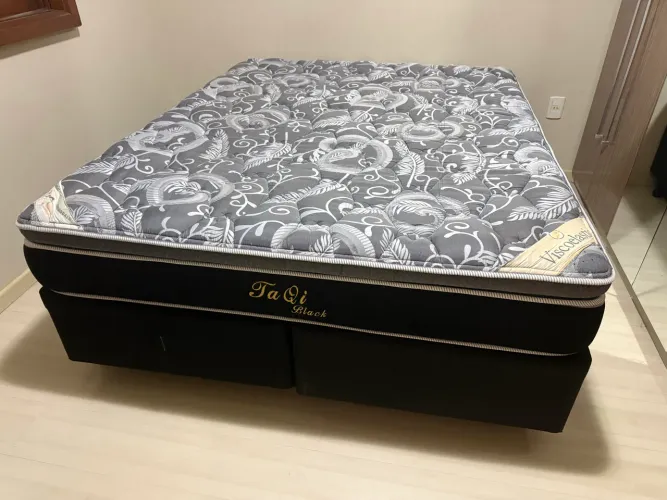 Vendo cama box queen size, com colchão, tecido escuro e limpo, sem defeitos.