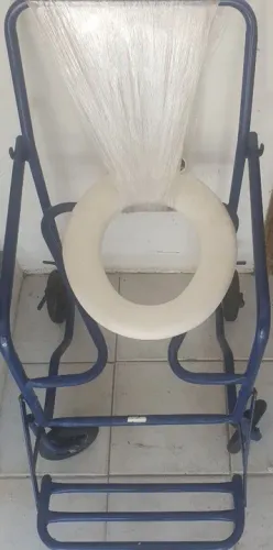 Cadeira de rodas para banho .