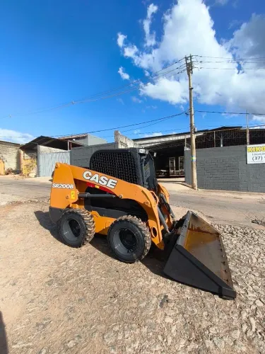 Mini carregadeira ano 2023 case sr200 b