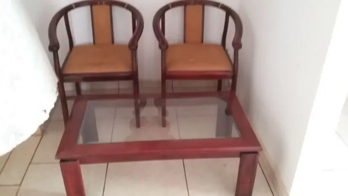 Cadeiras em mogno retro com mesa de centro 