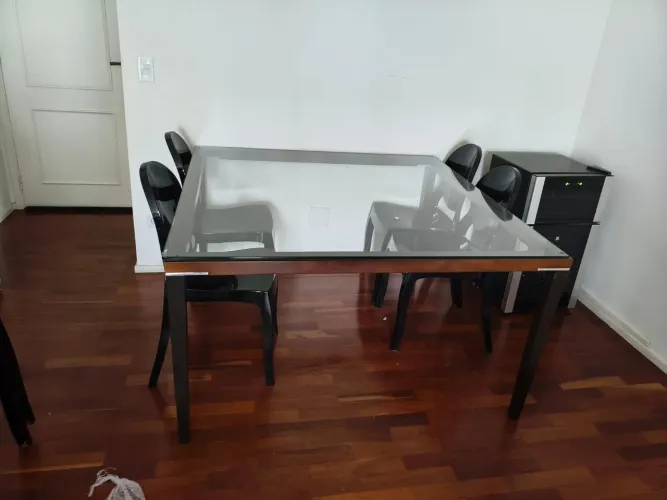 Mesa de vidro em perfeito estado. obs: só está avenda a mesa .