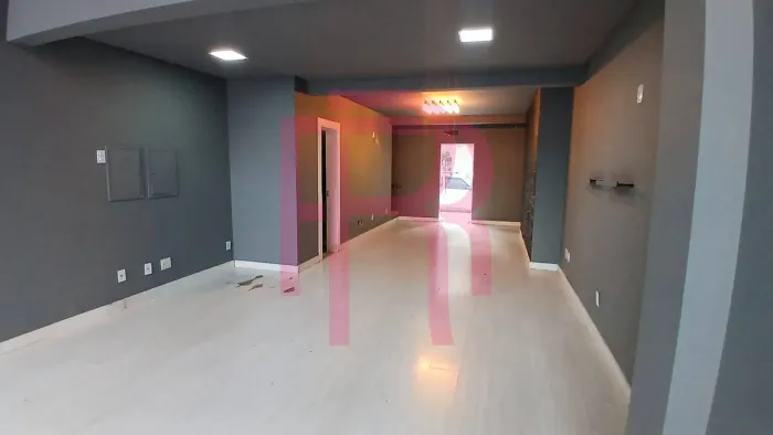 Sala comercial com mezanino para locação na Rua 3000 em Balneário Camboriú.