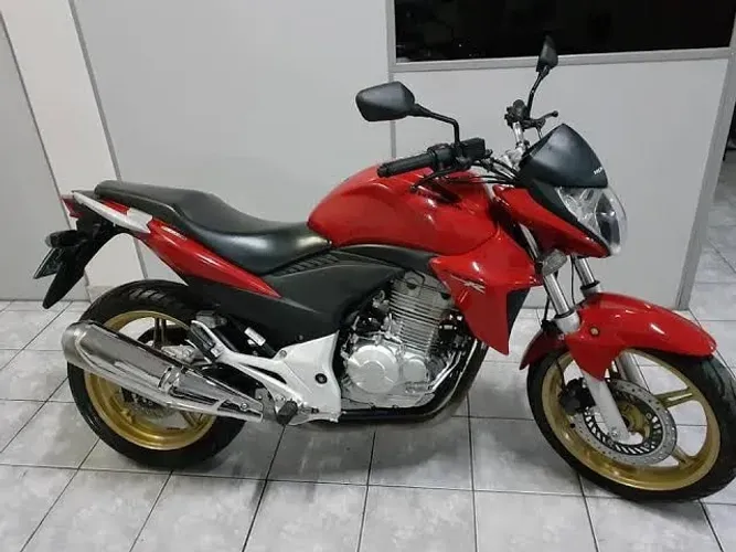 CB 300R revisada, IPVA pago, 26 mil km 