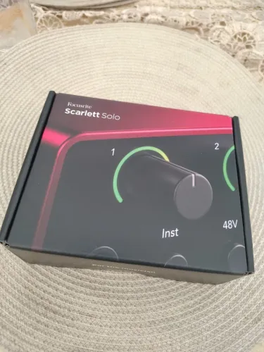Interface de Áudio Focusrite Scarlett Solo 4ª Geração - Impecável na caixa, usada pouquíss