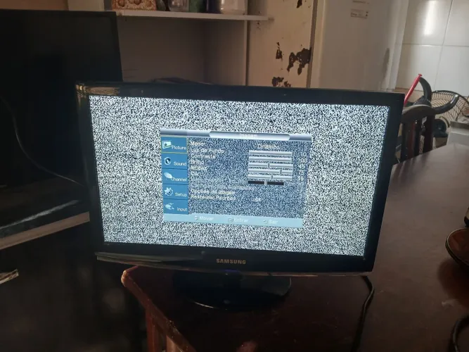 Monitor e tv funcionando porem tem uma manchinha na imagem 50reais