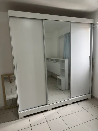 Guarda roupas casal com espelho porta de correr usado 