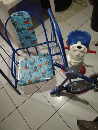 Cadeira de balanço cavalinho e um patinete infantil 