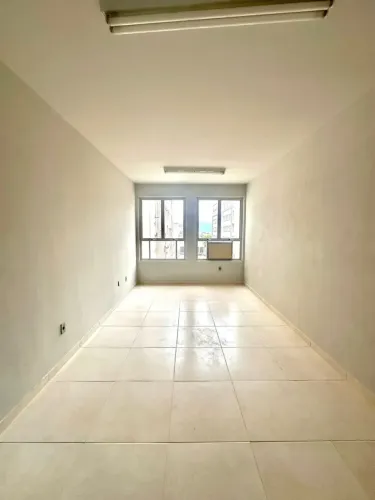 Salas comerciais disponíveis para locação no Centro de Florianópolis!