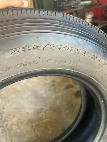Vendo dois pneu de caminhão 215/75/17