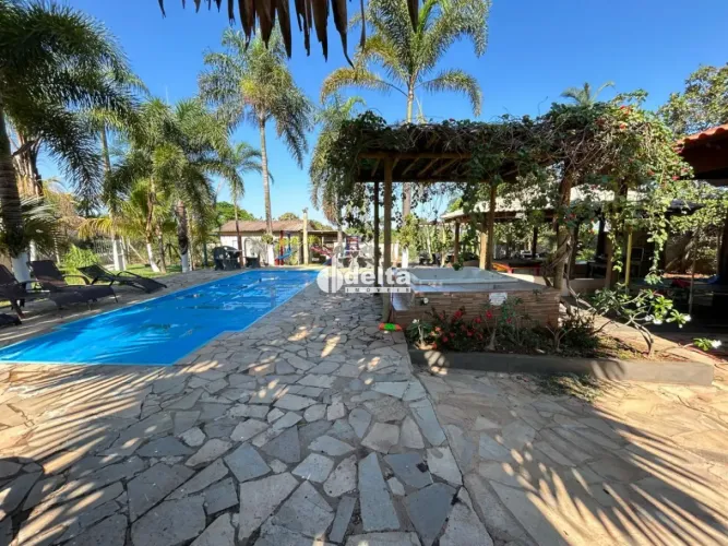 Chácara residencial mobiliada com 5 suítes disponível para locação e venda na Área Rural e