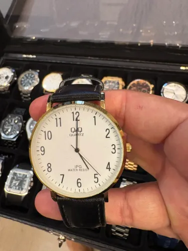 RELOGIO Q&Q QUARTZ DOURADO FUNDO BRANCO