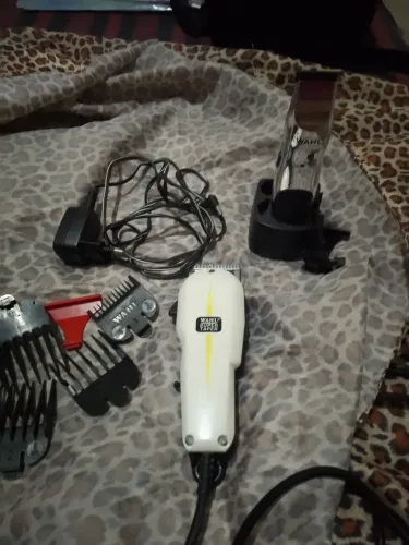 vende se 2 maquinas de cortar cabelo valor 280 reais avista