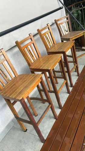 Banquetas altas em madeira, material excelente e em bom estado