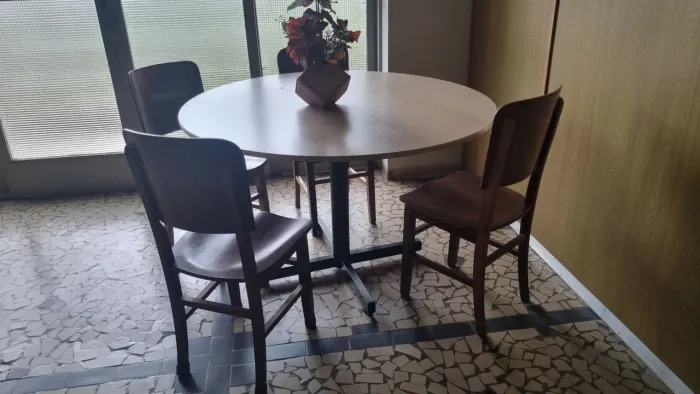 Conjunto de mesa com cadeiras