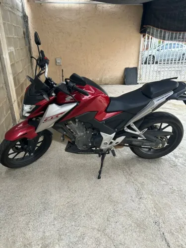 VENDO CB 300F NOVA COM APENAS 2.600KM RODADOS. MOTO DE GARAGEM ,SEM NENHUM DETALHE 