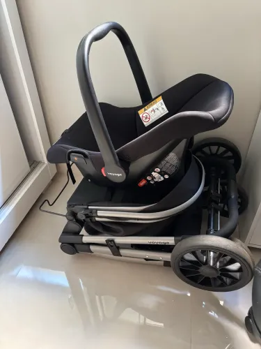 Carrinho de bebê com bebê conforto acoplável 