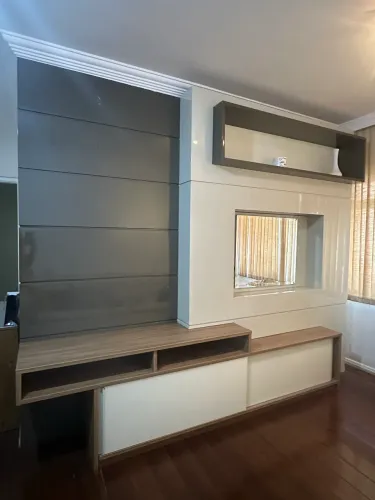 Painel com rack laqueado 