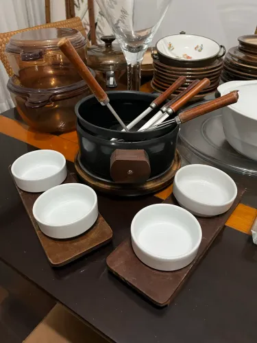 Kit Fondue vintage em madeira, metal e porcelana