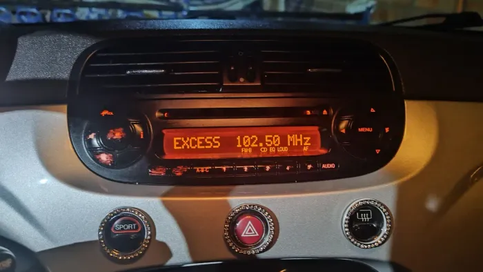 Vendo Rádio Fiat 500 completo.