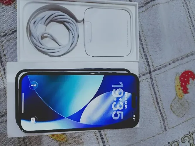 iPhone 15 na caixa 