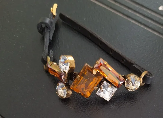 Pulseira feminina com pedras
