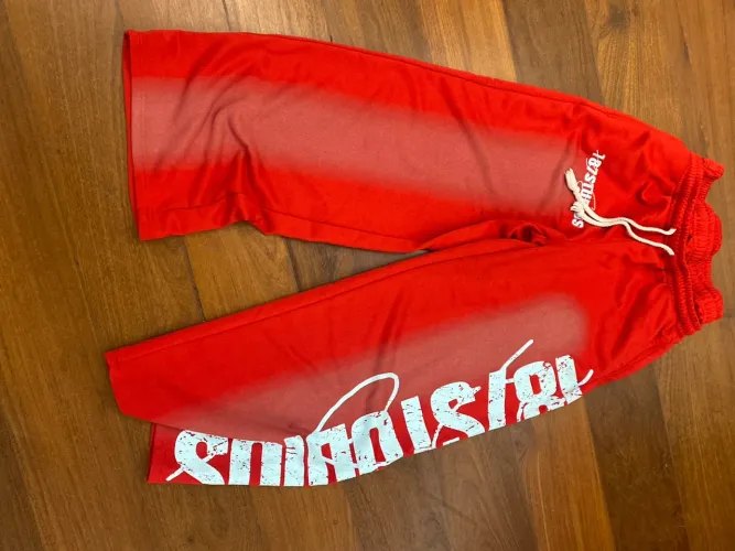 Calça larga, estilo gringa