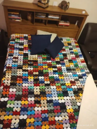 Colcha de fuxico artesanal