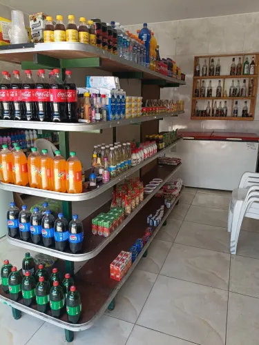 Prateleira central de mercadinho 