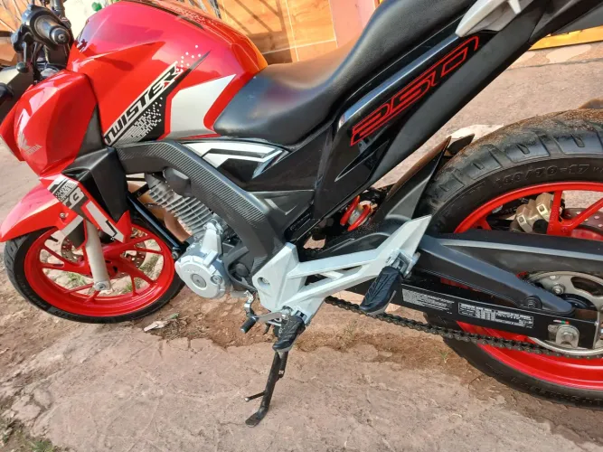 Vendo moto cb twister em perfeito estado moto tudo certa vai fazer 26mil km ainda moto nov