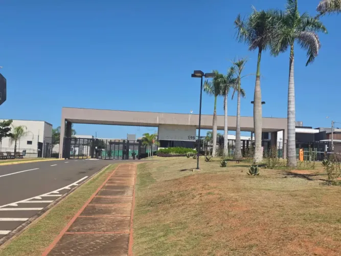 Terreno à venda no condomínio Residencial Cyrela Estoril em Bauru-SP.