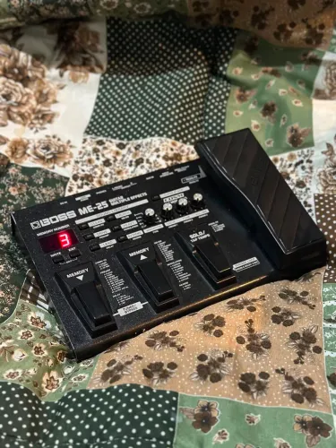 Pedaleira BOSS ME-25 (LEIA)