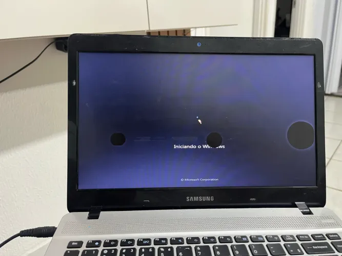 Notebook Samsung usado com detalhe na tela 