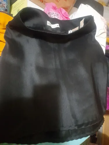 vendo essa linda saia da Zara nunca usada apenas lavada o número é 36