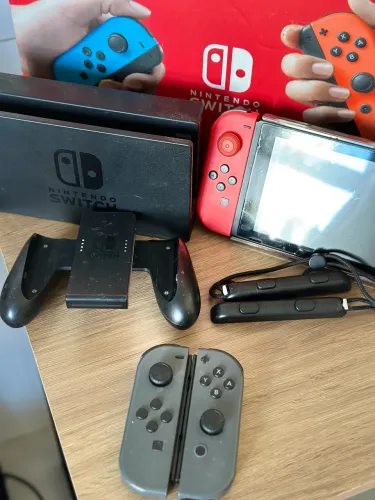 Nintendo Switch v1 desbloqueado (chip) + 2 pares de Joy-Con + cartão 128GB
