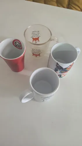 4 canecas diversas
