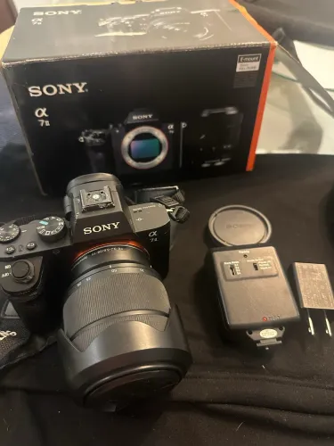 Vendo uma Sony Alpha A7 II (ILCE-7M2) com a lente Sony FE 28-70mm f/3.5-5.6 OSS