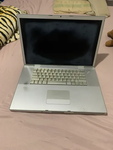 MacBook Pro 17 2008 ligando, tela com defeito para peças ou restauração 