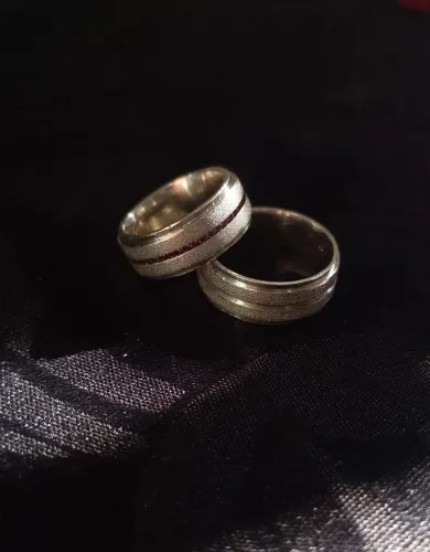 Par de alianças em prata 925 diamantada - R$250,00