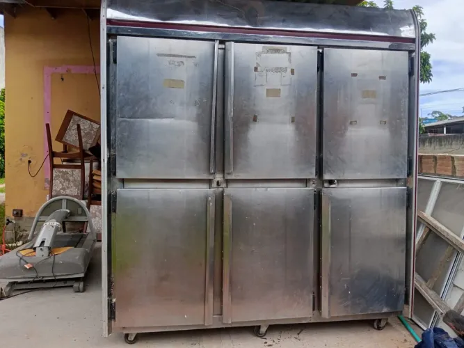 Vendo refrigerador de seis portas para bares e mercadinho toda em inox.220 wolts