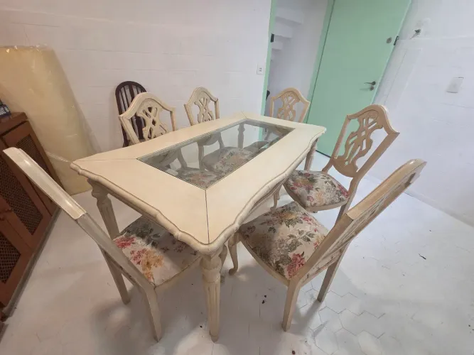 Mesa provençal com 6 cadeiras. Usada. Venda direta e retirada no local.
