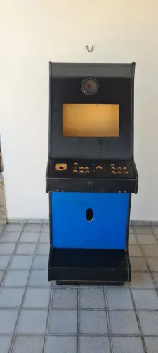 Gabinete arcade fliperama com moedeiros.
