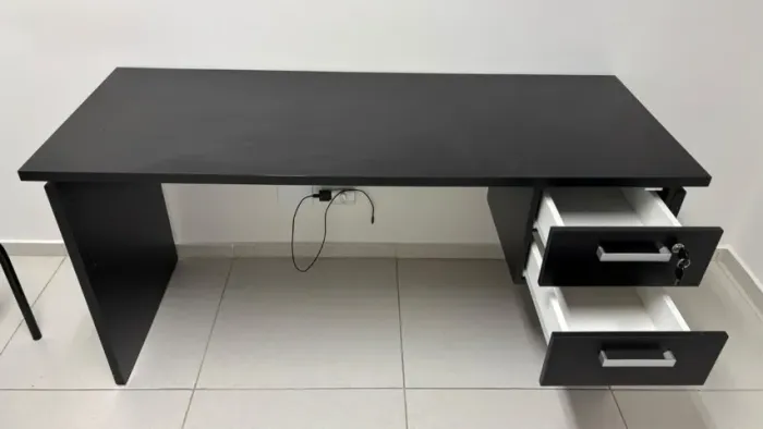 Mesa escritório com 2 gavetas e chave