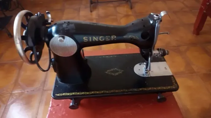 MÁQUINA DE COSTURA SINGER PRETINHA