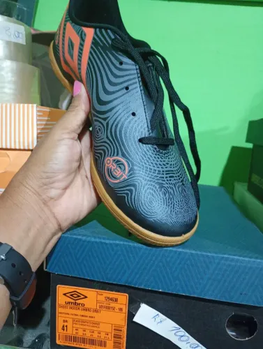 Chuteira futsal n. 41 nova 