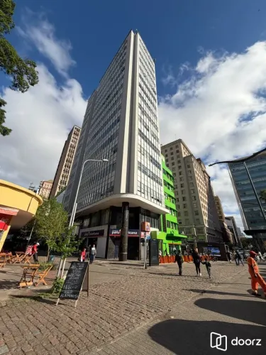 BELO CONJUNTO COMERCIAL NO CENTRO DE PORTO ALEGRE COM VISTA PARA O GUAÍBA!