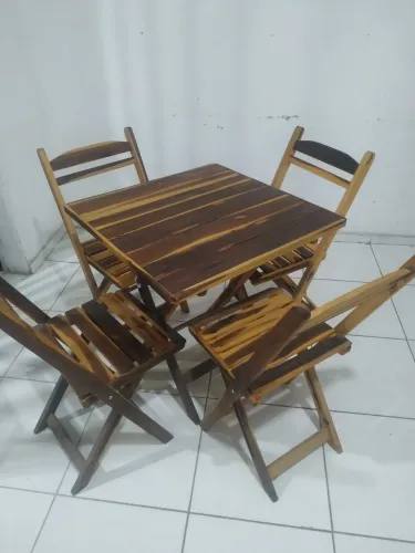 Conjunto de mesas e cadeiras de madeira