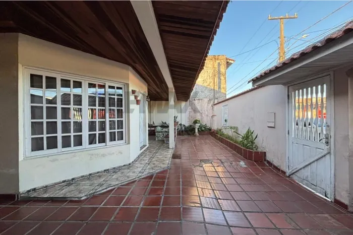 Casa Térrea à Venda no Jardim Guaraituba | 3 Quartos, Suíte, Quintal e Pomar
