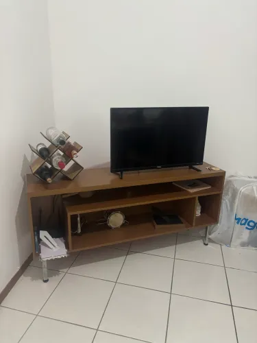 Rack para TV em Madeira - Grande, com Nichos e Prateleiras