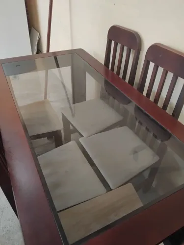Mesa de vidro com 4 cadeiras